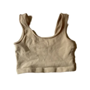 Topp - Beige topp från Gina tricot.