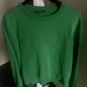 Acnestudios sweatshirt - Storlek small  Köpt på deras hemsida för några år sedan. Använd ca 4 gånger skulle jag gissa. Men en väldigt fin tröja i fint skick som passar både tjejer och killar.   Kan mötas i Stockholm eller frakta!