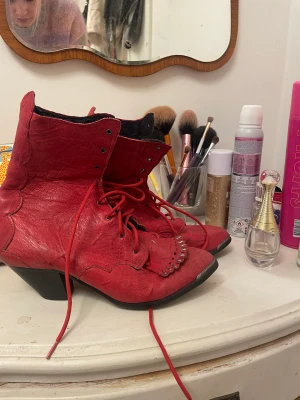 Röda klackar 👠👠👠 - FETT coola skor från beyond retro!