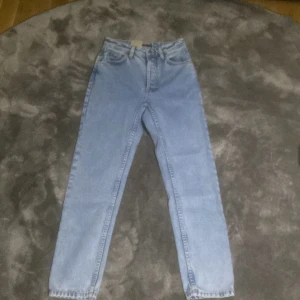 Nudie jeans - Hej jag säljer de här jeansen som är helt nya och de är oanvända. Som man kan se på bilderna så är lappen fortfarande på jeansen. Jag köpte till min syster men de va fel storlek och lämnade inte tillbaks i tid. Byxorna är på bud för 350kr