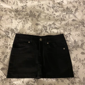 minikjol - söt minikjol köpt second hand förra året, knappt använd 