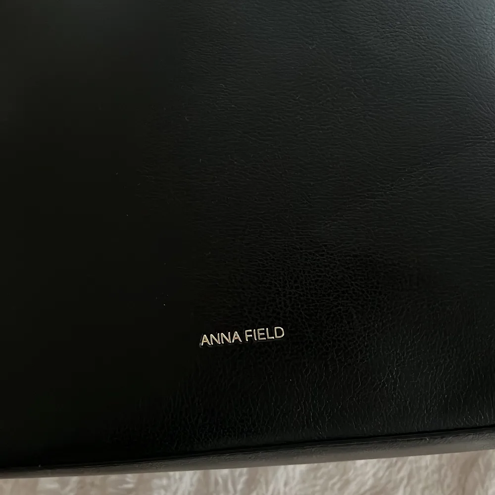 Säljer denna svarta större väska m guld kedja som handtag. Märket är ”Anna field”. Aldrig använd, nyskick. Säljer för 350 kr. Köparen står för frakten! . Väskor.