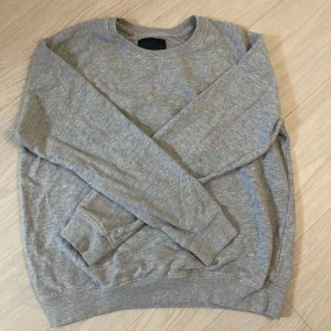 grå collagetröja - En enkel grå collagetröja från lager i strl M, så mysig och är i bra skick. Passar till allt💞💞