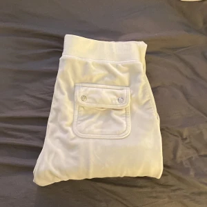 Vita Juicy Couture Byxor  - Säljer mina fina juicy byxor då dom inte längre kommer till användning. Nypris 1200 men säljer för 500 då jag haft dem ett tag, men pris kan diskuteras. Fint skick, sällan använda❣️