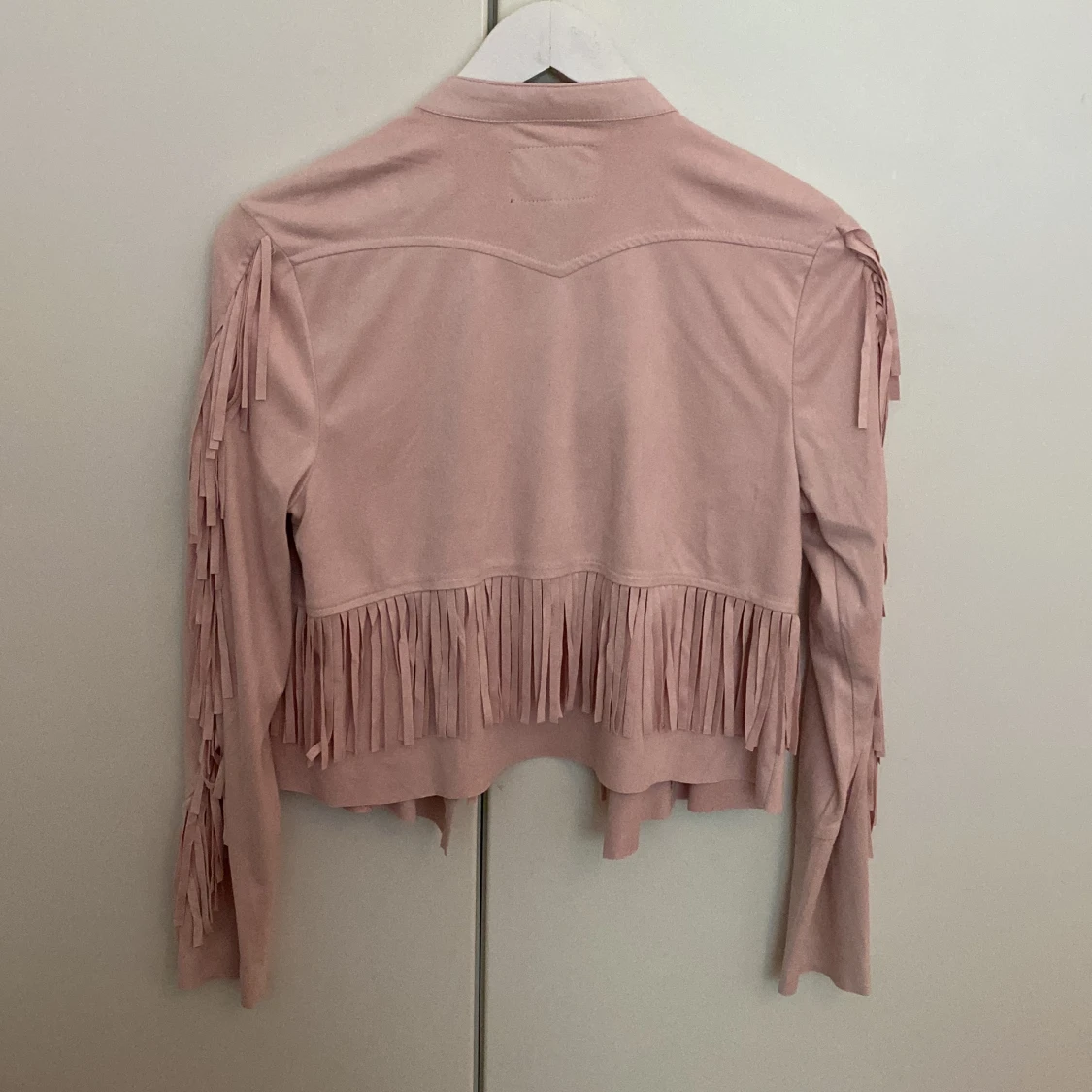 Jacka i mockaimitation med fransar - 91