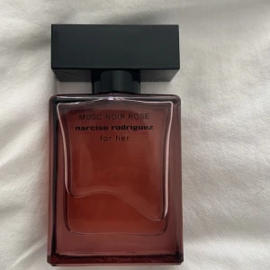 Parfym  - Säljer denna TikTok trendiga parfymen som inte fall i min smak, testa den nåra gånger. Ny pris 785kr!