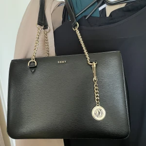 DKNY väska  - Säljer min fina DKNY aldrig använd. Väskan storlek är Medium (varken för liten eller för stor) 💕