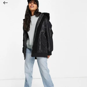 Svart bomberjacka med luva -  svart bomber jacka med luva och fluffdetaljer. Varm och mysig höst / vinterjacka. 