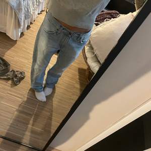 Säljer mina så coola vintage carhartt jeans! Perfekt baggy modell😍😍 storlek 30/32 herr tror jag…❤️🤗 rätt stora för mig jag har vanligtvis 34 dam ish och är 162🤗