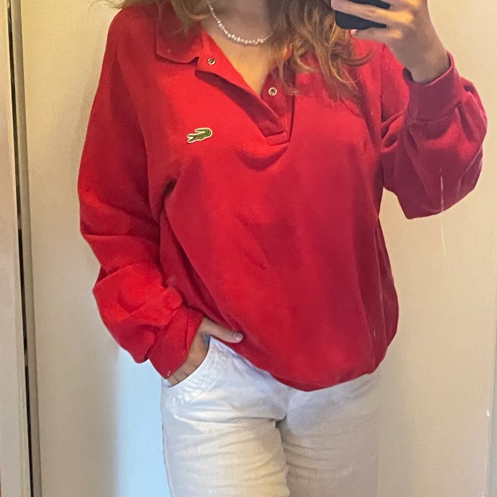 Jättefin röd Lacoste tröja med krage och knappar. Man kan antingen ha knapparna uppknäppta eller  stängda beronde på hur man vill det ska se ut. (Jag har storlek s, sitter skitsnyggt oversized). Tröjor & Koftor.