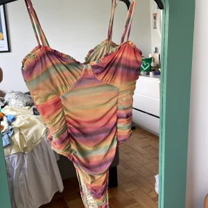 Snygg fest-topp!  - Så fin och så skön body, har bara aldrig fått bra tillfälle att använda den och nu är den inte riktigt min stil Storlek L men väldigt elastisk så jag som brukar ha storlek M passar den bra men kan säkert passa L och uppåt Skriv för fler bilder