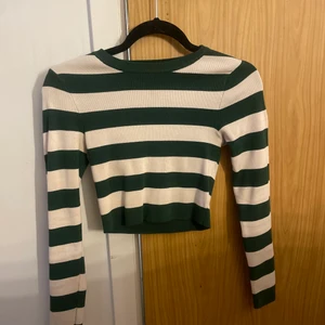 Vit/grön randig tröja från Zara  - Superfin tröja som jag bara använt en/två gånger, säljs då jag rensar garderoben! 