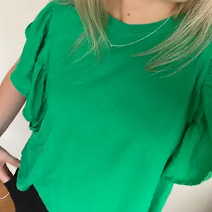 Grön tröja med volanger på ärmarna ifrån Zara, tröjan är helt oanvänd med pausknapp kvar! 💚 