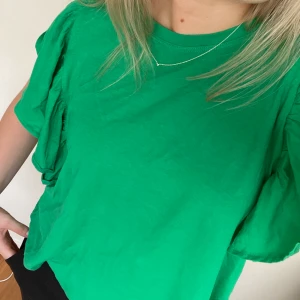 Grön T-shirt  - Grön tröja med volanger på ärmarna ifrån Zara, tröjan är helt oanvänd med pausknapp kvar! 💚 