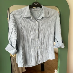 Ljusblå skjorta - Så fin! Köpt secondhand i Barcelona Storlek 40, true to size  Skriv om ni vill ha bild med den på