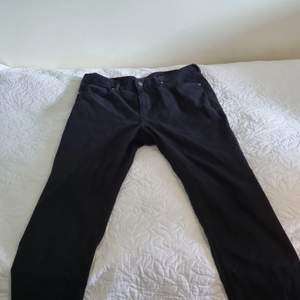 Svarta jeans. köpare står för frakt