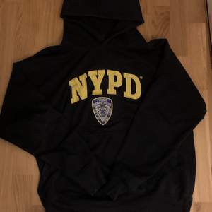 Navy blå hoodie med fin och skön passform, köptes när jag var i nyc!! Nuvarande pris på 200 ^ ^