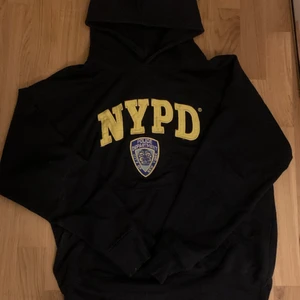 NYPD hoodie  - Navy blå hoodie med fin och skön passform, köptes när jag var i nyc!! Nuvarande pris på 200 ^ ^