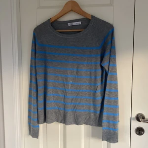 Grå och blå zara tröja - Säljer denna jättefina trendiga tröja från zara, använd en gång och i nyskick! Säljer för 150. (Nypris 170kr)!! Säljer den för att den var lite för stor! KÖOARE STÅR FÖR FRAKTEN!! TRYCK EJ PÅ KÖP NU!!!!💕💕💕