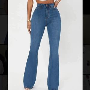 Högmidjade utsvängda blåa jeans  - Passade precis på mina ben (167cm). Skulle rekommendera för 167+ personer. Väldigt stretchigt material. Formar kroppen otroligt fint, särskilt bakdelen. Säljs då jag har för många blåa jeans. Köpta för 279kr💕