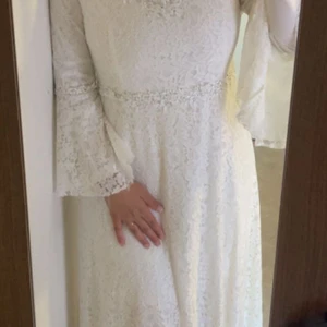 Vit klänning - Vit klänning använd 1 gång, nypris 2300kr, säljer 500kr