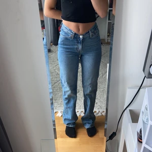 Twin jeans från weekday 💕 - Jag säljer mina twin jeans från weekday. Dom är aldrig använda eftersom dom är i fel storlek på mig.