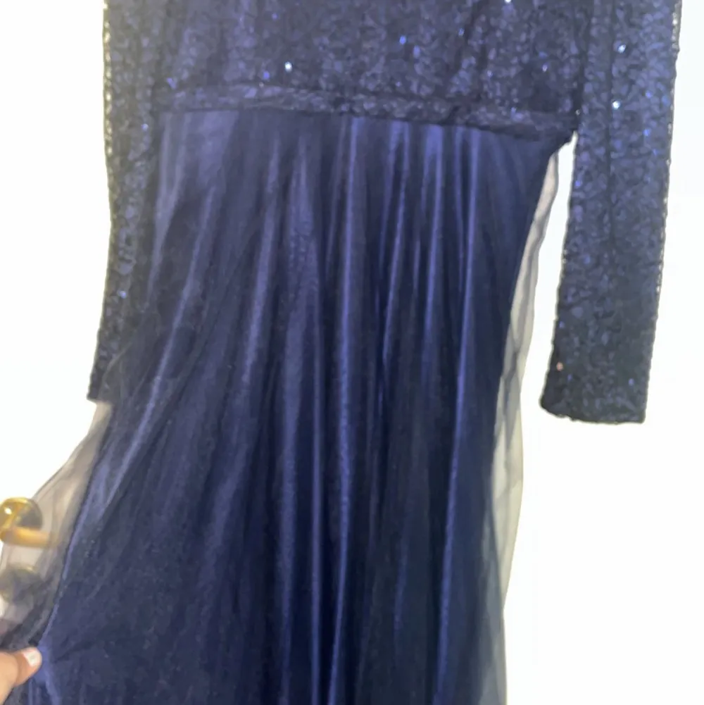 Marinblå klänning 200 kr, aldrig använd.. Klänningar.