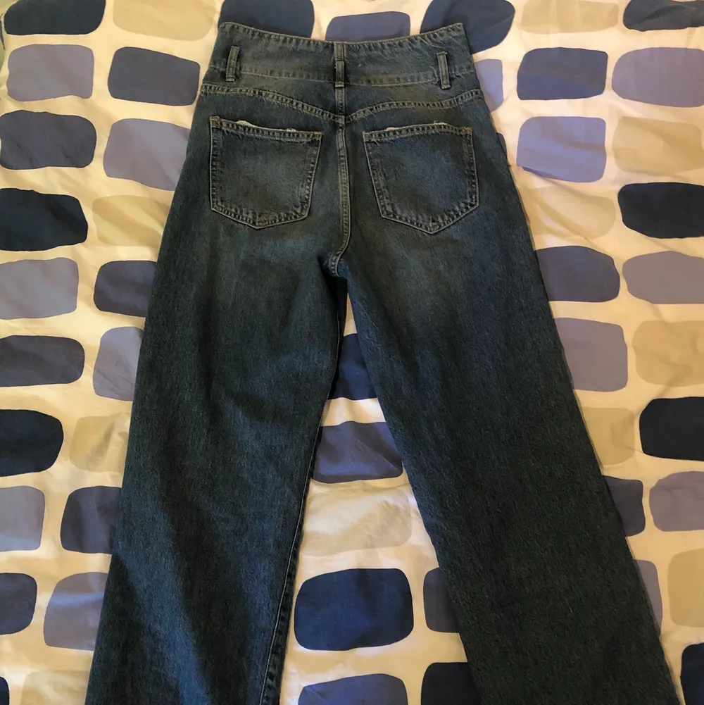 Högmidjade jeans från Gina Tricot storlek 36. Jag är ca 175cm lång :) 50kr + 66kr frakt !. Jeans & Byxor.