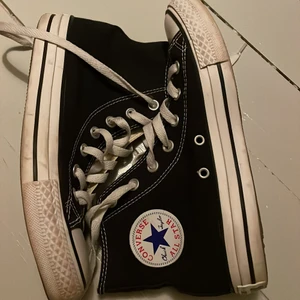 Converse svarta st 37 - Nypris 850kr, använda ett fåtal gånger men fortfarande i bra skick!❤️‍🔥