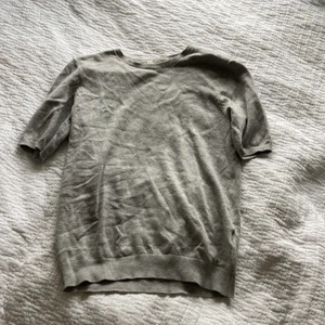 Finstickad kortärmad tröja från H&M - Säljer denna fina tröja från H&M i storlek xs. Använd fåtal gånger. Fin kvalitet.😇 Priset är inklusive frakt❤️🤗