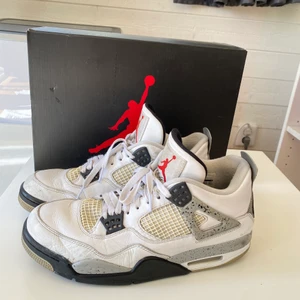 Jordan 4 White Cement - Ett par Jordan 4 White Cement 2016 som är mycket åtråvärda och sällsynta. Storlek 44,5. Skick: 6/10 använda men fortfarande mycket liv kvar. Nypris runt 7000:-. Fri frakt eller meetup i Gbg.  Kommer med replacement box.