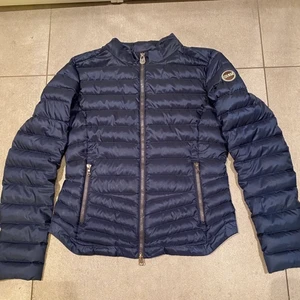 Colomar lättviktsjacka  - Jackan är i dun och är fint skick. Bilden visar ett litet hål i fodret men inget som märks synd ?( Går att sy) perfekt höstjackan. 800kr nypris 4200kr 