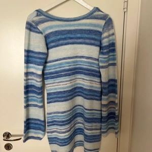 Cozy knit dress - Nelly  - Short cozy knit dress från Nelly. Köpt för 599kr, Oanvänd endast testad. Jättefin stickad klänning säljes pga att jag tycker den är lite kort på mig. Storlek Small