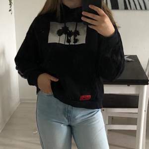 Snygg hoodie från Pull&Bear i väldigt fint skick! 