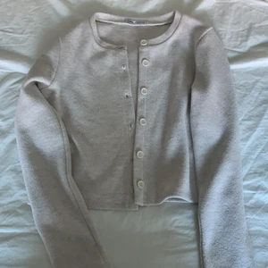Kofta - Mjuk zara kofta 🤍 Storlek M men känns som S