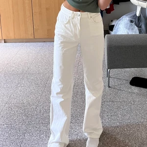 Jeans  - Säljer dessa ljusa jeansen från NAKD, långa och i bra skick utan några fläckar eller liknande! 💖