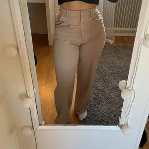 Kostymbyxor, Bikbok - Säljer ett par jättefina kostymbyxor som tyvärr är försmå för mig. Helt nya oanvända, endast testade. Nypris 499 men säljer för 320 