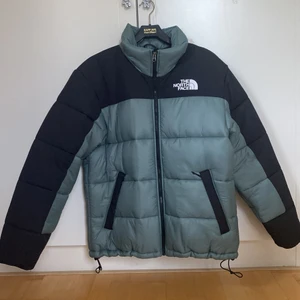 The North Face Himalayan Insulted Jacket  - Nästintill helt nyskick, använd fåtal gånger. Det är en puffer i storlek M, lite större i storleken men har justerbar dragsko där nere så går att göra lite mindre.  Ordinarie pris 2385 kr 