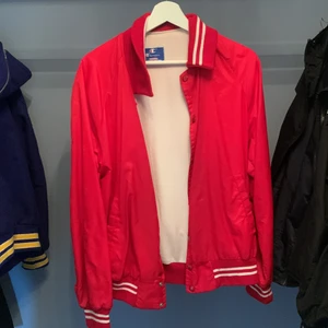 Varsity Jacka - En schysst jacka jag inte längre använder. Inga märkbara flaws på jackans utsida. Ett litet hål på insidans vaddering men inget märkbart.