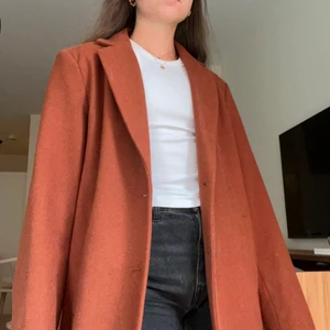 Rostfärgad kappa  - Höstkappa i jättefin roströd färg!🍁 Den är lite för stor för mig som är en S, beroende på hur man vill ha passformen såklart!!