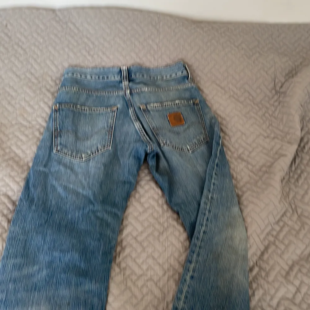 Coola baggy jeans som har ett hål men billigt pris. Skicka dn för fler bilder eller bättre bilder . Jeans & Byxor.