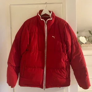 Vinterjacka  - Jättemysig vinter dunjacka. Vintage puma❄️ Fin röd färg med vita detaljer. Storlek L men skulle säga att den passar S/M oversized💫