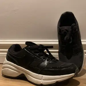 Ett par svarta skor knappt använda i storlek 38
