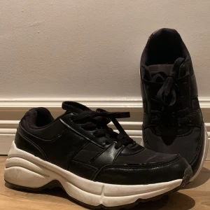 Ett par svarta skor  - Ett par svarta skor knappt använda i storlek 38