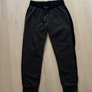 Mjukisbyxor från Soc - Super fina mjukisbyxor med sammetsdetaljer