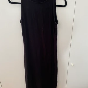 Långklänning strl S - Ginatricot långklänning.  Obs köparen står för frakt.