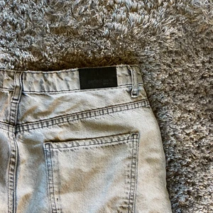 Grå mom jeans  - Från Gina Tricot. Använda ca 2-3 gånger! Fint skick!