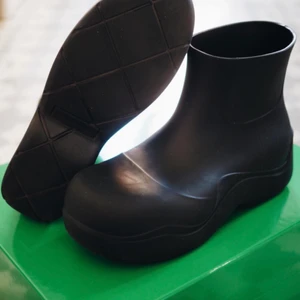 Bottega puddle boots - svarta bottega puddle boots i storlek 43, är ganska stora i storleken.   Använda men väldigt bra skick. Självklart äkta. 