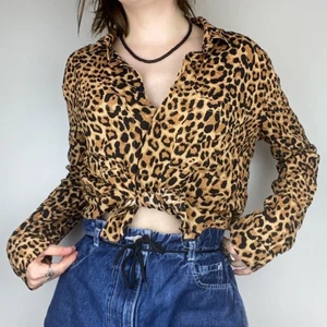 Leopard skjorta  - Mysig skjorta i coolt leopardmönster. Från HM men köptes secondhand. Kommer aldrig till användning så därför säljs den.  Köpare står för frakt. Tar Swish eller mötas upp i Växjö. 