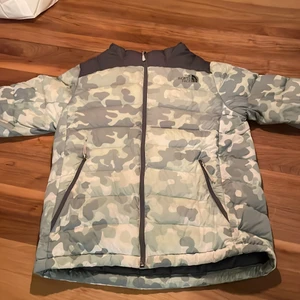 The North Face jacka 600 - vinter eller höst jacka som inte är alltför tjock, schysst att köra skidor i